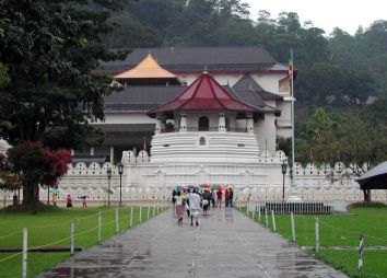 sri-lanka-citta-di-kandy-tempio-del-dente.jpg