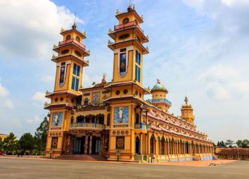 vietnam-la-religione-cao-ed-il-tempio-di-tay-ninh.jpg